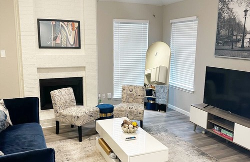 Fort Worth Haus | Ctrl+Alt +Relax - Cozy Work Stay house with WiFi, AC in Fort Worth