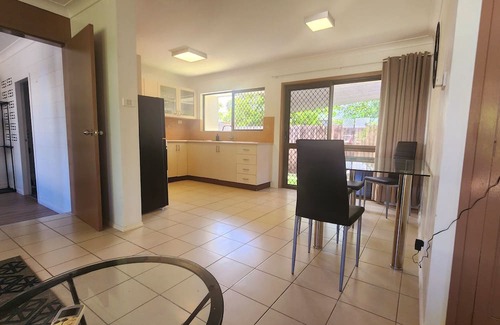 Manunda Haus | Chill out space close to town.