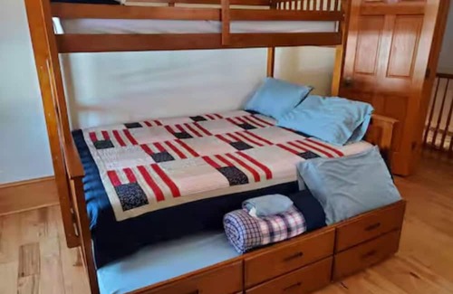 Leland Sonstige | Sugarland Mansion - Built in 1850, 3BR renovated farmhouse on 10 acres + stream