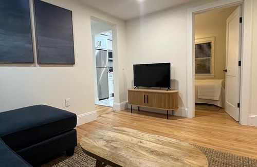 Off Broadway Eigentumswohnung | Charming 1-bedroom condo with WiFi, AC in Newport, Walk to Everything