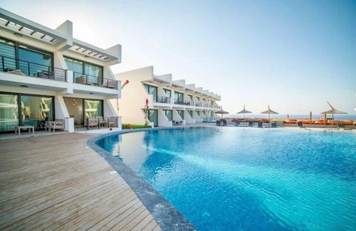 Bahceli Wohnung | Modern studio: Relaxation with pool & sea view
