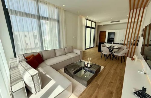 Bahceli Wohnung | Chic penthouse in green resort: pool + gym