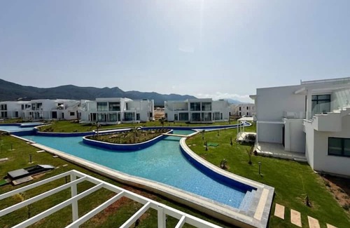 Bahceli Wohnung | Chic penthouse in green resort: pool + gym