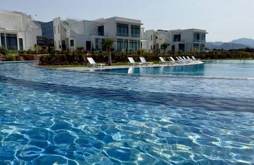 Bahceli Wohnung | Modern penthouse in green resort: pool + gym