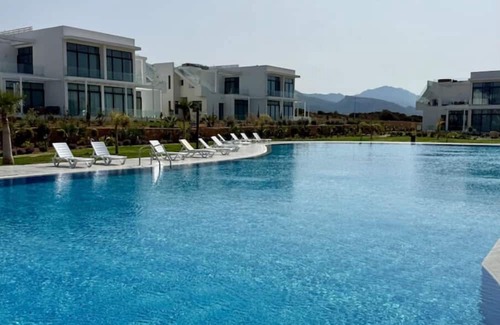 Bahceli Wohnung | Modern penthouse in green resort: pool + gym