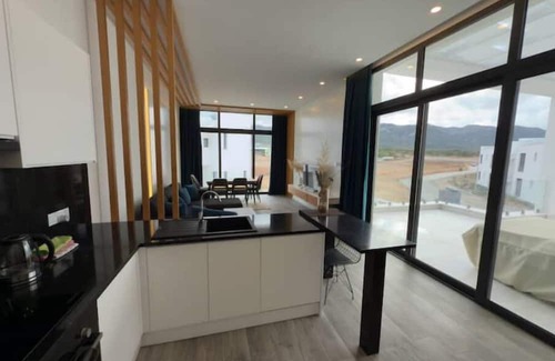 Bahceli Wohnung | Modern penthouse in green resort: pool + gym