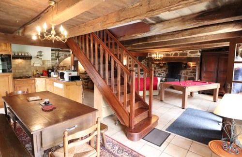 Saint Dezery Hütte | Characterful cottage with billiards, fireplace, enclosed garden, pets allowed