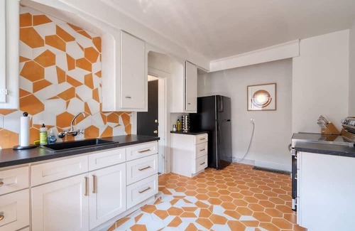 Hosford-Abernethy Wohnung | Warhol Suite ~ Art Deco Apartment ~ 92 WalkScore