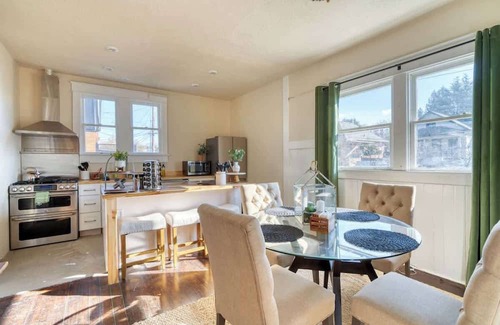 Kerns Haus | Dream Two-Bedroom in Laurelhurst ~ 97 WalkScore