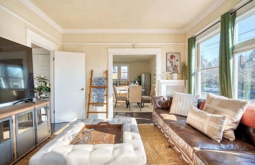 Kerns Haus | Dream Two-Bedroom in Laurelhurst ~ 97 WalkScore