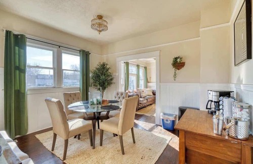 Kerns Haus | Dream Two-Bedroom in Laurelhurst ~ 97 WalkScore