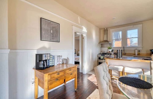 Kerns Haus | Dream Two-Bedroom in Laurelhurst ~ 97 WalkScore