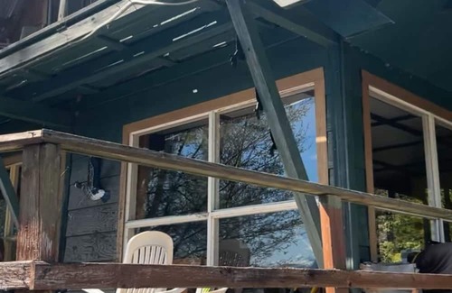 Lakelse Kabine | Cozy Semi-Off Grid waterfront Cottage with spacious property - Pet Friendly