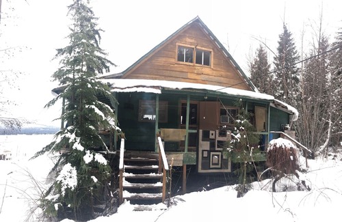Lakelse Kabine | Cozy Semi-Off Grid waterfront Cottage with spacious property - Pet Friendly