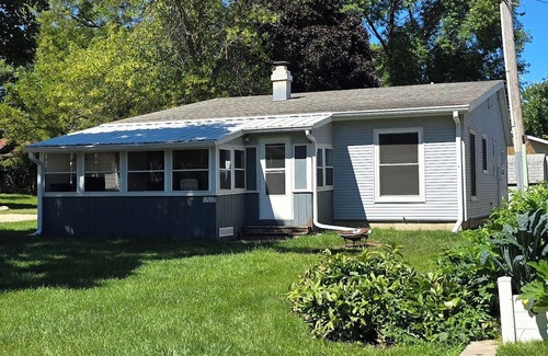West Okoboji Haus | Hoist available for boats up to 25 ft. Charming 2BR house in lovely W. Okoboji