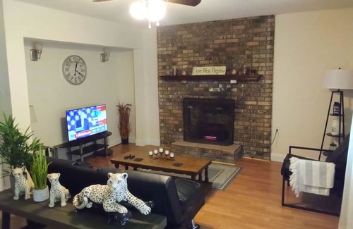 Redstar Haus | Charming 3-bedroom house in Scarbro with WiFi