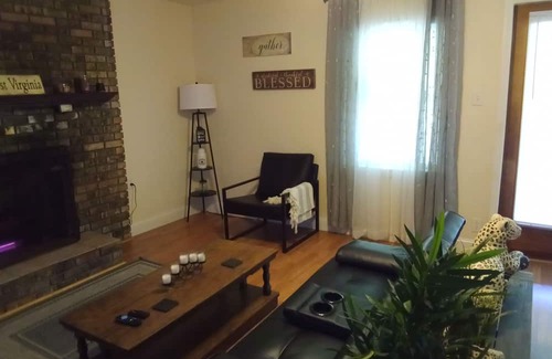 Redstar Haus | Charming 3-bedroom house in Scarbro with WiFi