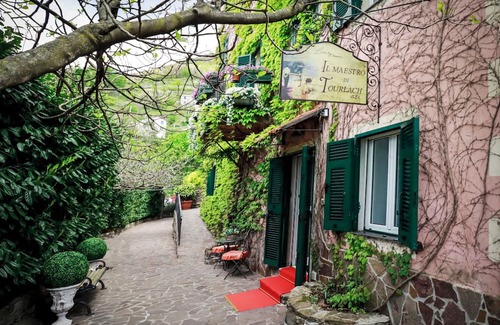 Bargagli Haus | Charming country house with WiFi, heated pool, artwork, barbecue in the garden.