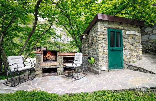 Bargagli Haus | Charming country house with WiFi, heated pool, artwork, barbecue in the garden.