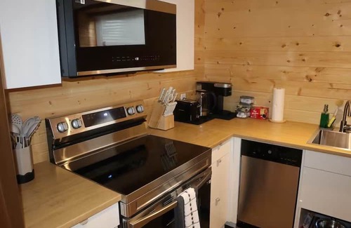 Fort Gary Haus | 1BD Cozy Suite with Office Space near U of M