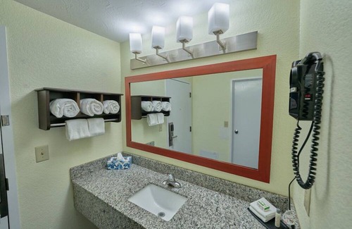 West Yarmouth Resort | Cozy Escape w/Indoor Pool, Playground, & Complimentary Breakfast for Families