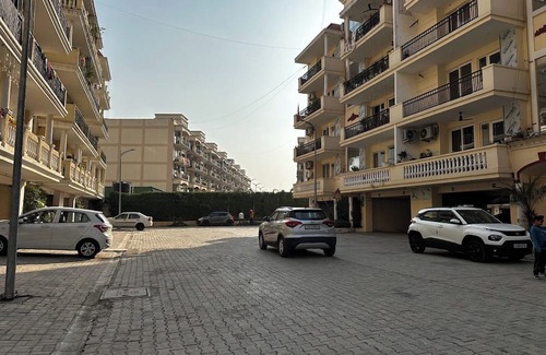 Zirakpur Wohnung | Spacious 3-bedroom apartment with AC, WiFi in wonderful Zirakpur