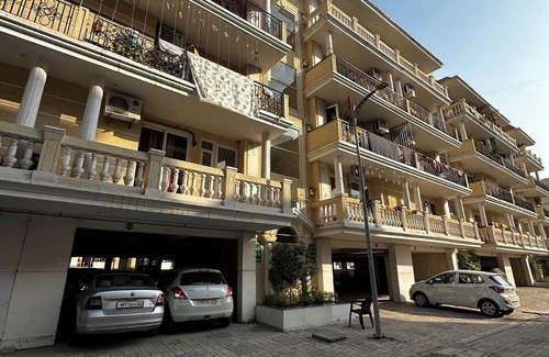 Zirakpur Wohnung | Spacious 3-bedroom apartment with AC, WiFi in wonderful Zirakpur
