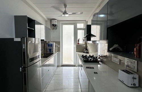 Zirakpur Wohnung | Spacious 3-bedroom apartment with AC, WiFi in wonderful Zirakpur