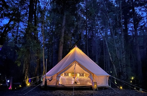 Burnt Ranch Wohnmobilvermietung | Glamping at Radio Ranch Camp with Tub and Waterfalls