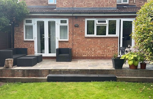 Enfield Lock Haus | Modern Canal-View 4 Bedroom Home in London