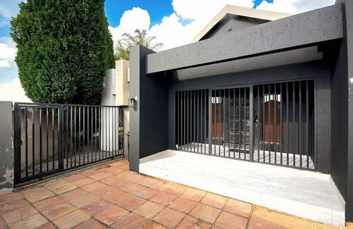 Greater Johannesburg Metropolitan Area Hütte | Cosy, Private Johannesburg Getaway Near Gold Reef City, FNB Stadium and NASREC.