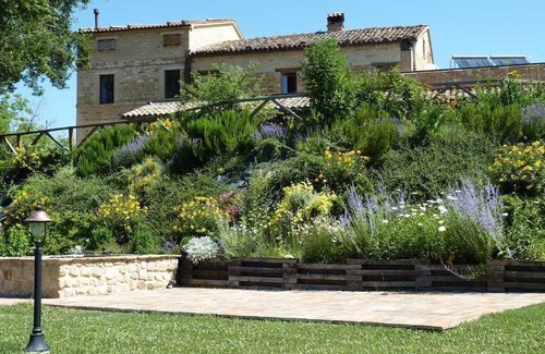 San Ginesio Wohnung | Spacious 2-bedroom apartment with wonderful views of the Sibillini Mountains