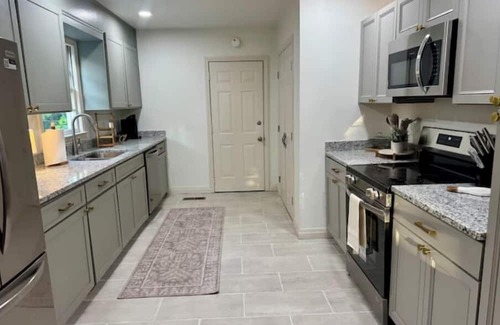 Tuscaloosa Haus | Crimson Comfort @ The Ivy, 2.5 mi from BDS