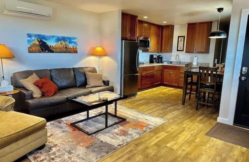 West Sedona Hütte | Modern Guest Home in West Sedona - Walk to Trails