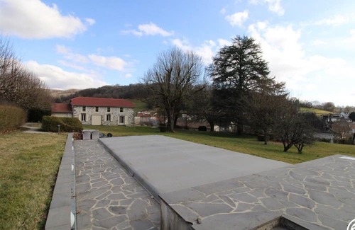 Jussac Hütte | Charming Cottage Near Volcano Park with WiFi and Garden