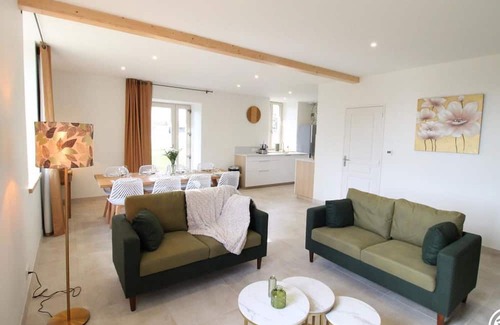 Jussac Hütte | Charming Cottage Near Volcano Park with WiFi and Garden