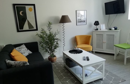 Bezu-le-Guery Wohnung | Pleasant studio close to vineyards, fields and woods, very well situated for touring.