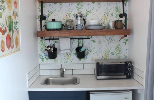 Coleman Wohnung | Fair Wind Cottage- relaxing space with fireplace - Studio Suite