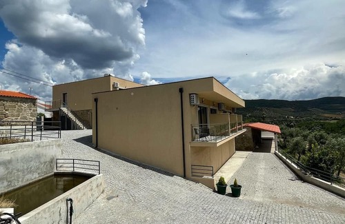 Cabanas de Baixo Wohnung | Spacious 6-bedroom hotel suites with AC, WiFi in charming Torre de Moncorvo