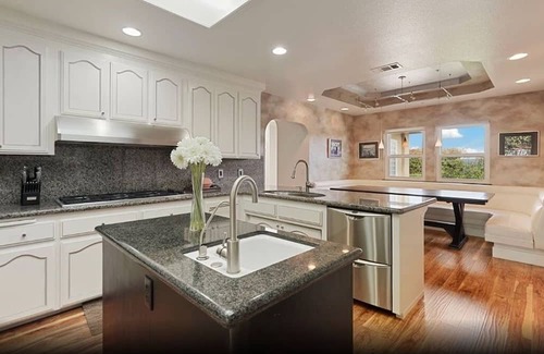 Galt Haus | Discover the Lakeview Villa Escape