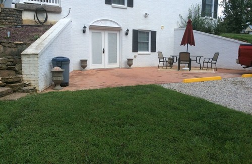 Vine Grove Wohnung | Charming 1-bedroom apartment in welcoming Vine Grove with WiFi, AC ; sleeps 4.