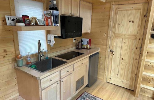 Romney Kabine | Cozy and private tiny home nestled into 15 acres of forest in West Virginia