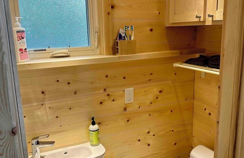 Romney Kabine | Cozy and private tiny home nestled into 15 acres of forest in West Virginia