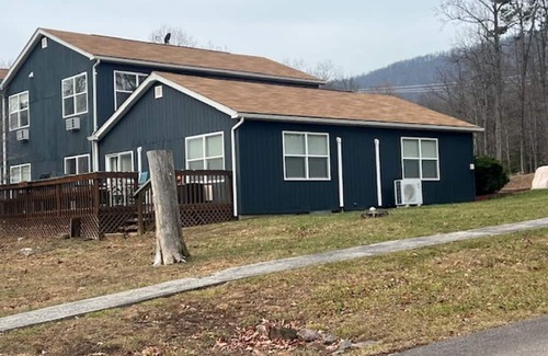 Paw Paw Eigentumswohnung | Cozy 2-bedroom condo in Avalon Resort located in Paw Paw West Virginia