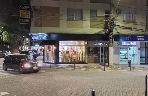 Centro Wohnung | AP King bed 2 mattresses on the floor