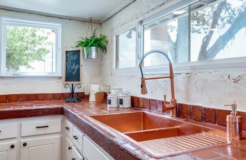Mineral Wells Haus | Gorgeous Ridge View Retreat.Historic Casa.Sleeps 11 .Walk to River. ADA Acc.