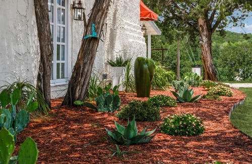 Mineral Wells Haus | Gorgeous Ridge View Retreat.Historic Casa.Sleeps 11 .Walk to River. ADA Acc.