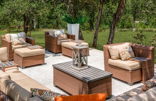 Mineral Wells Haus | Gorgeous Ridge View Retreat.Historic Casa.Sleeps 11 .Walk to River. ADA Acc.