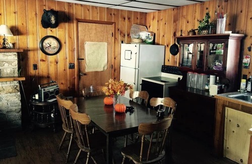 Fleming Kabine | Fantastic 2-bedroom cabin in Black Moshannon State Park. Only 20 mins from PSU!