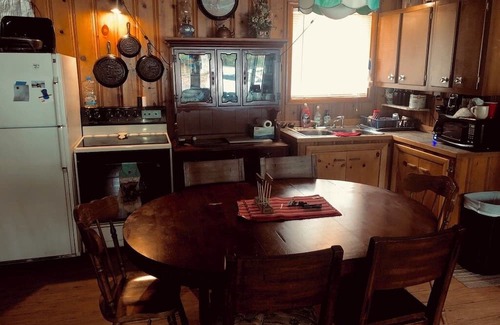 Fleming Kabine | Fantastic 2-bedroom cabin in Black Moshannon State Park. Only 20 mins from PSU!